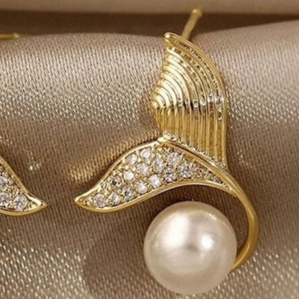 MERMAID Gold Faux Pearl Stud Earrings - Picture 4 of 4